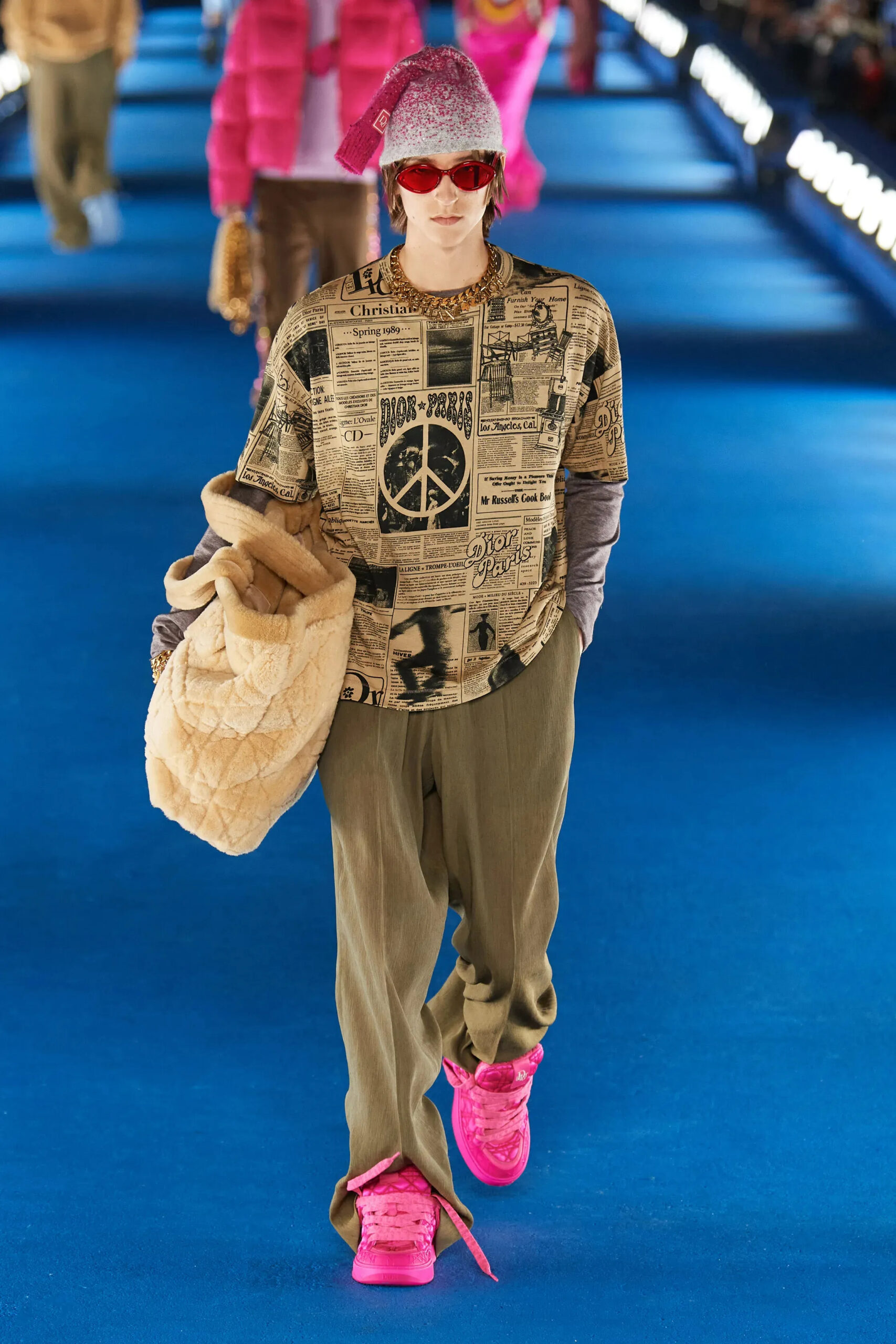 报纸做的走秀服装图片(新媒体时代下) - 赤虎壹号