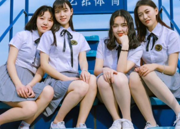 大学生JK制服毕业照，满屏大长腿惹人羡慕，却被批没有大学生样
