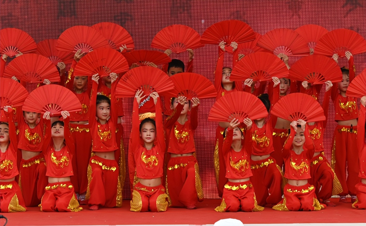 棠湖小学（南区）隆重举行庆祝“六一儿童节”文艺汇演暨颁奖典礼