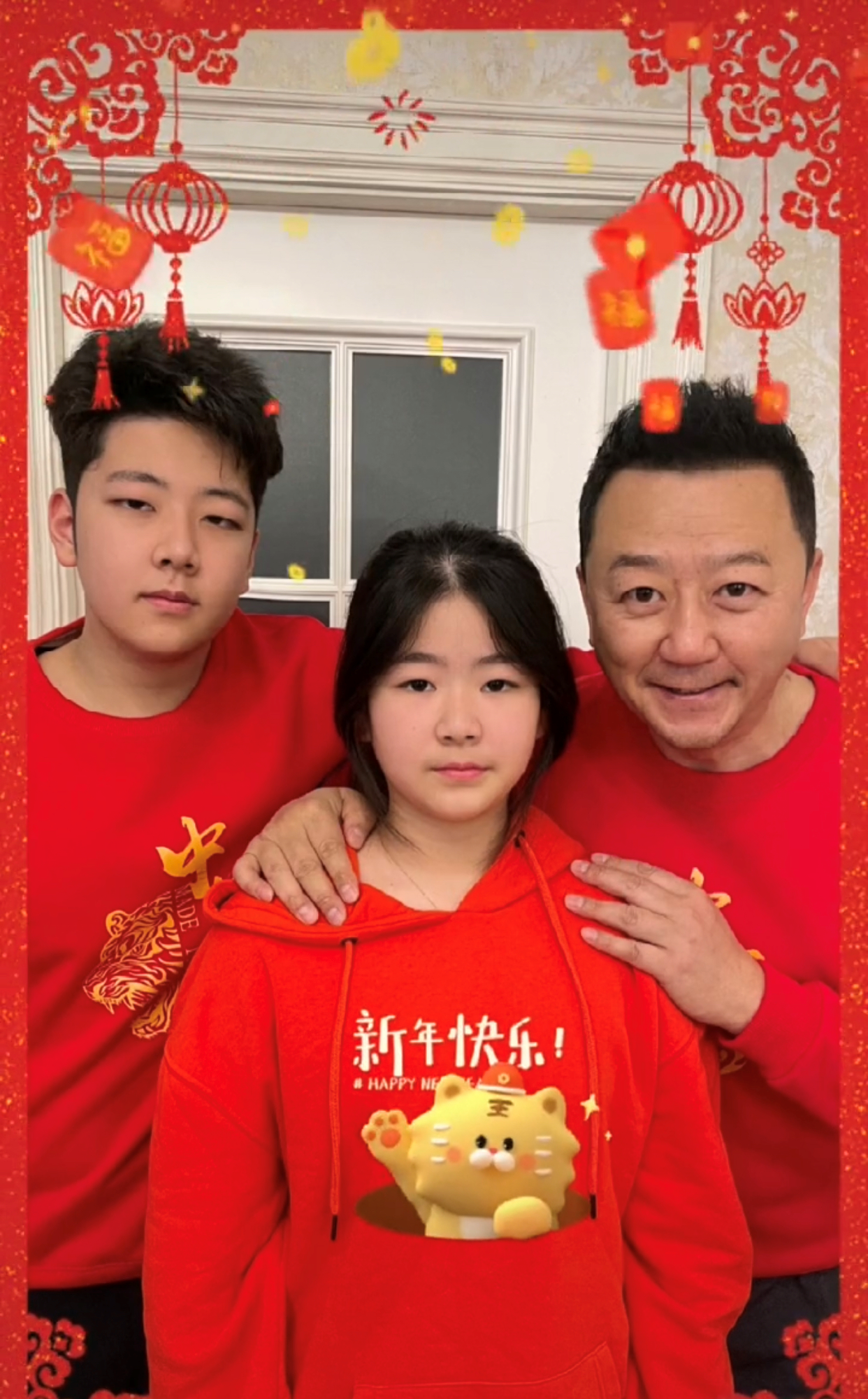 郭涛携儿女豪宅内庆新年！石头高大壮实超过爸，一家三口如复制