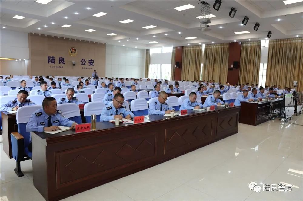 副县长、县公安局党委书记、局长毕磊同志为县局全体党员民警上党课。