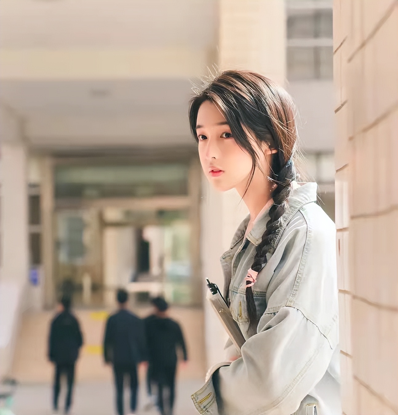 高校女神手势舞“翻篇”了？一男生脱颖而出，评论区已然失控