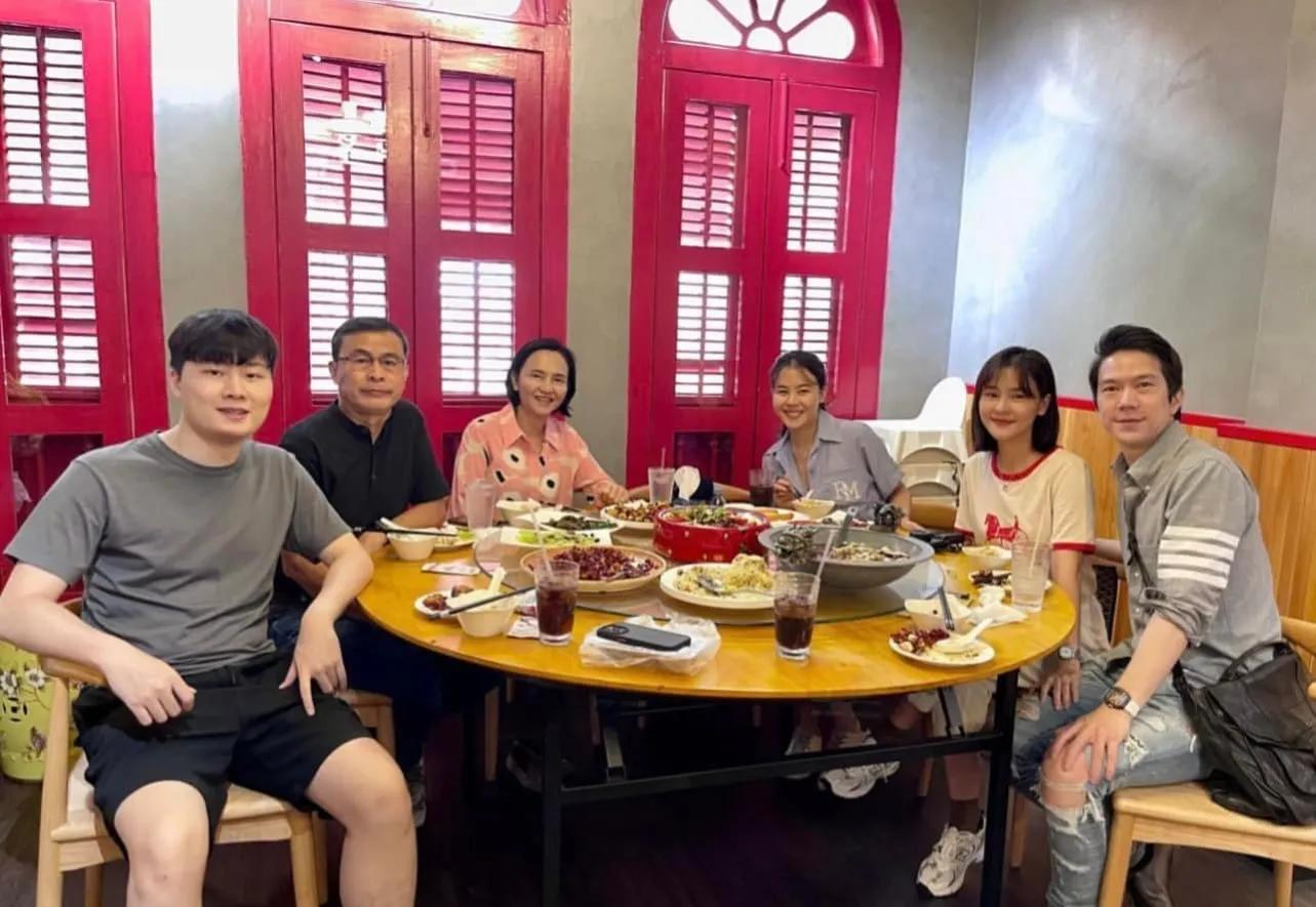 泰星aom领男友和家人一同出游～甜甜蜜蜜羡煞旁人