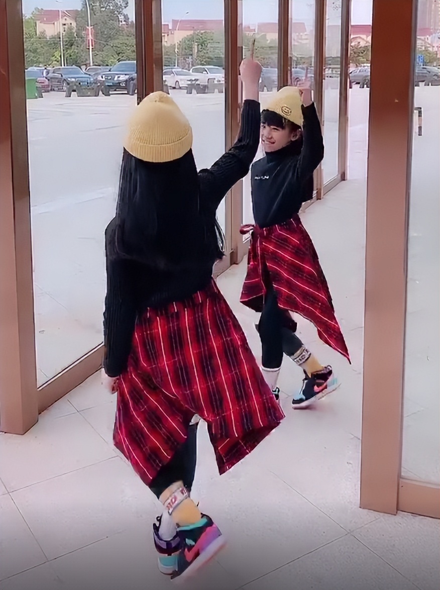 全网最默契姐妹花：“复制粘贴”双胞胎，自学跳舞圈粉1600万