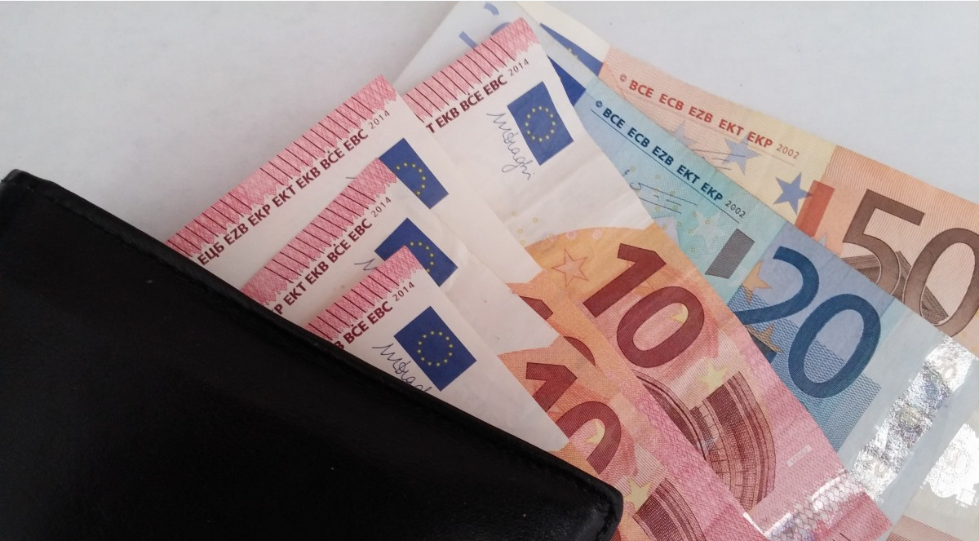 去香港留学，读研究生，一年的留学费用要多少？