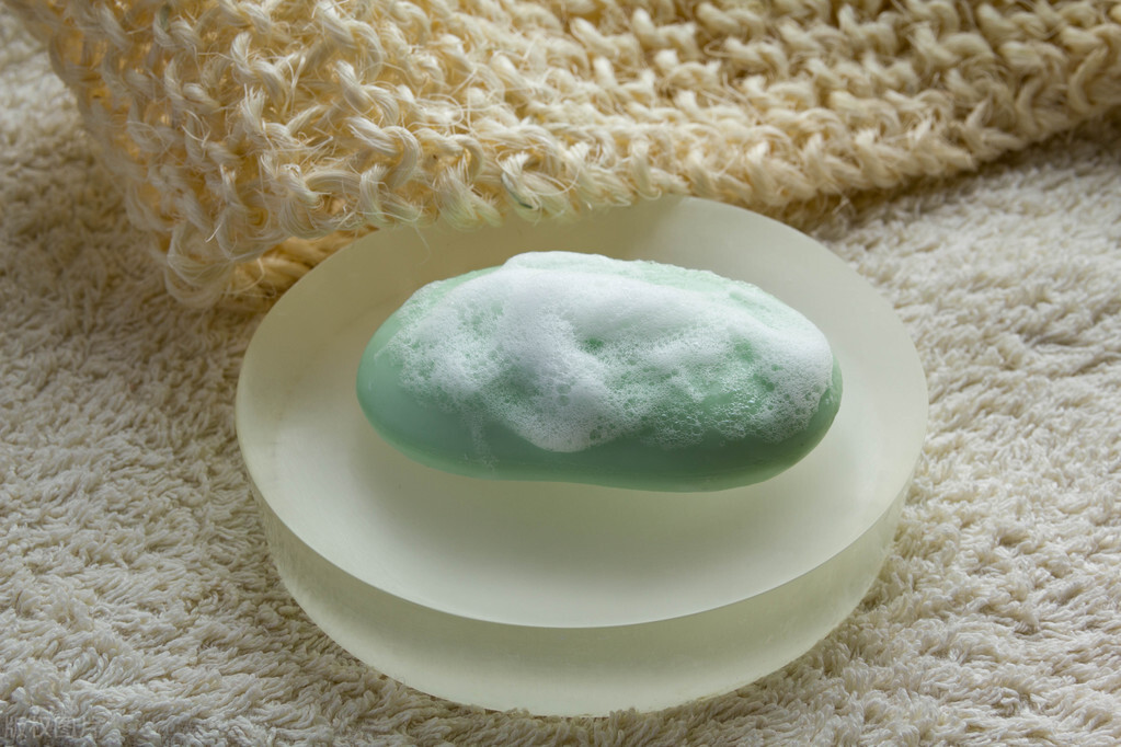 洗衣服时放上2粒，不管多脏的衣服，都能干净如新，省钱又省力