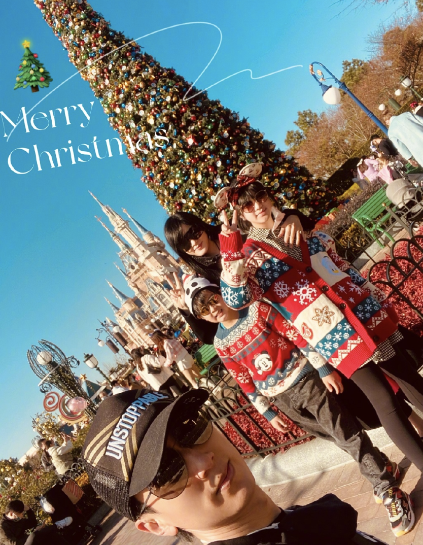 吴尊圣诞节打卡迪士尼，和妻子浪漫亲吻，NeiNei身高快赶上妈妈