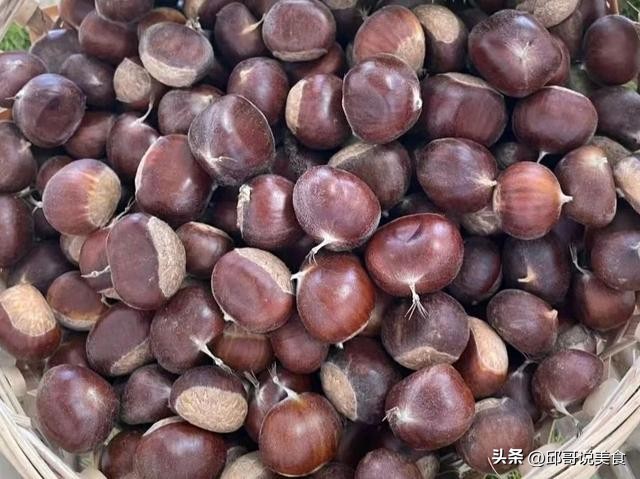 白芸豆炖排骨的做法(香嫩排骨搭配白芸豆，味蕾的绝妙饕餮)