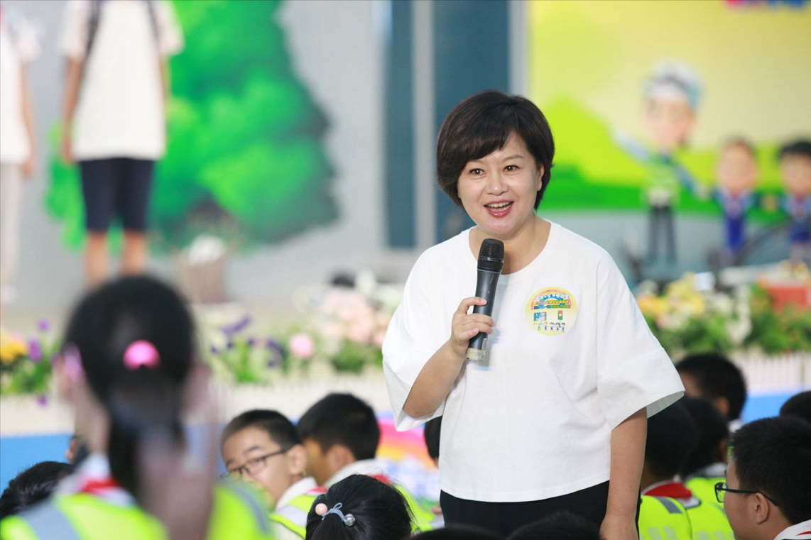 鞠萍:18岁进入央视,25岁嫁给软饭男,带着儿子改嫁二婚收获真爱