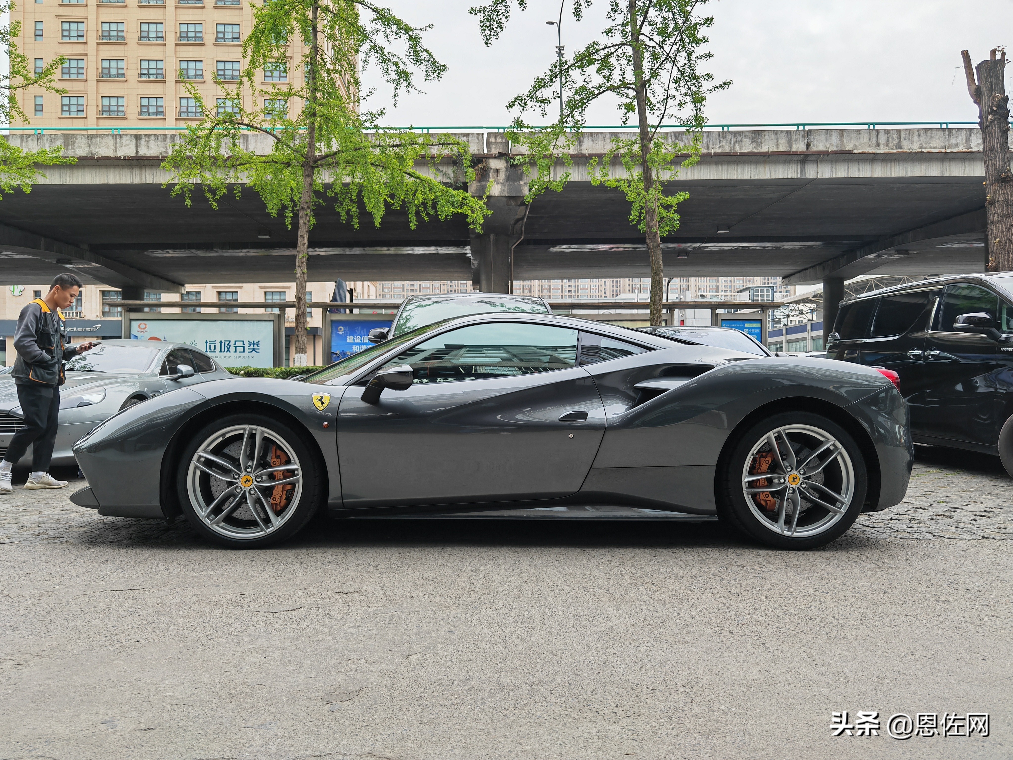 458太老，F8太贵，最后260多万提了台法拉利488 GTB