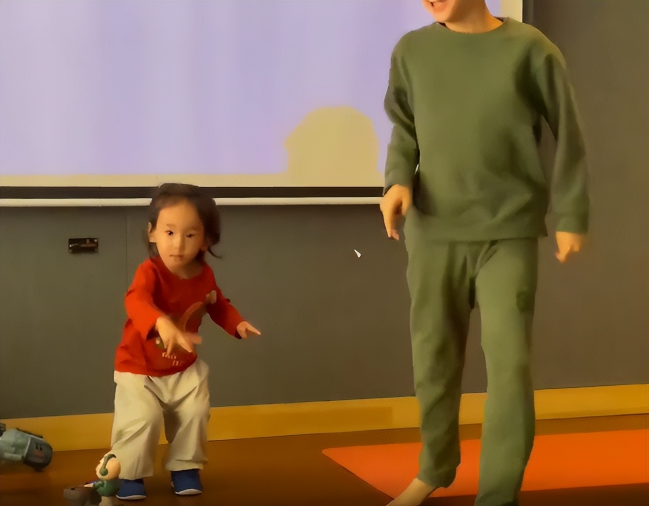 应采儿父亲晒小外孙宅家萌态，2岁hoho挥杆打高尔夫，姿势超可爱