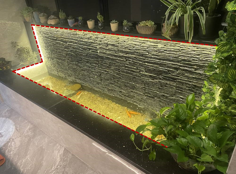 院子再小也要造个水景，鱼池上面架玻璃，人在上面走，鱼在下面游