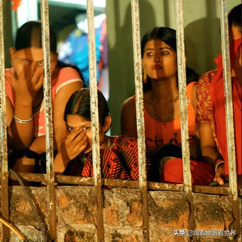 在印度的性活动既不非法也不合法，三哥警察为什么要对女性进行暴行呢。