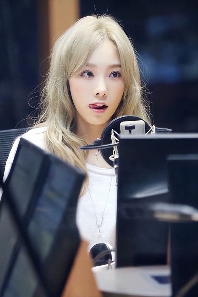 “世界是如此的寒冷，但也并不是这样”，泰妍给后辈回复