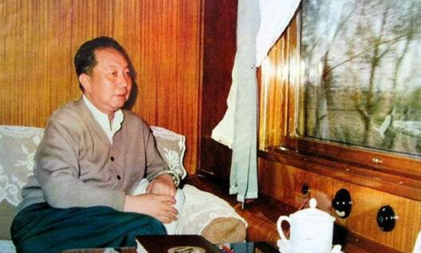 76年毛主席临终前要来纸笔，给华国锋留下一句话：你办事，我放心