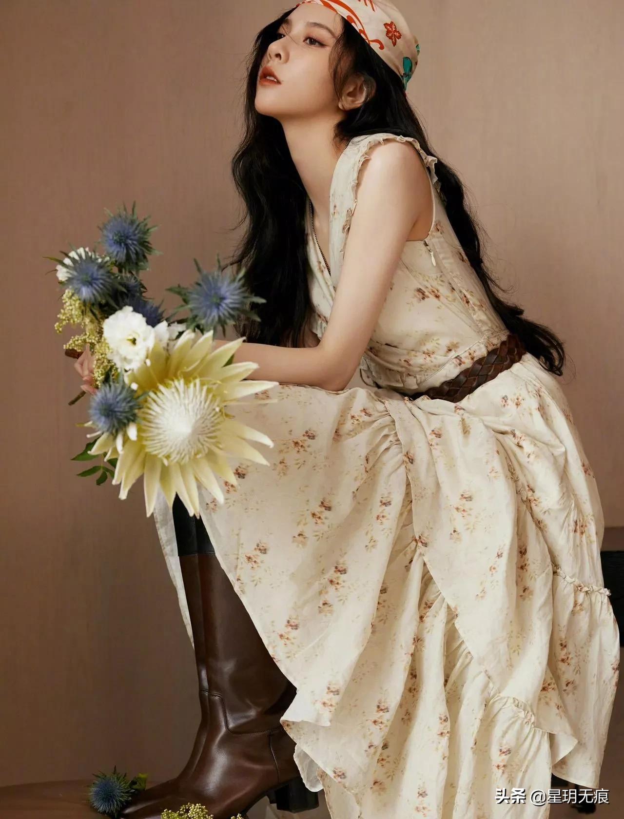 张一山前女友一身碎花长裙尽显复古风味，爵士的酷范儿表现力满分