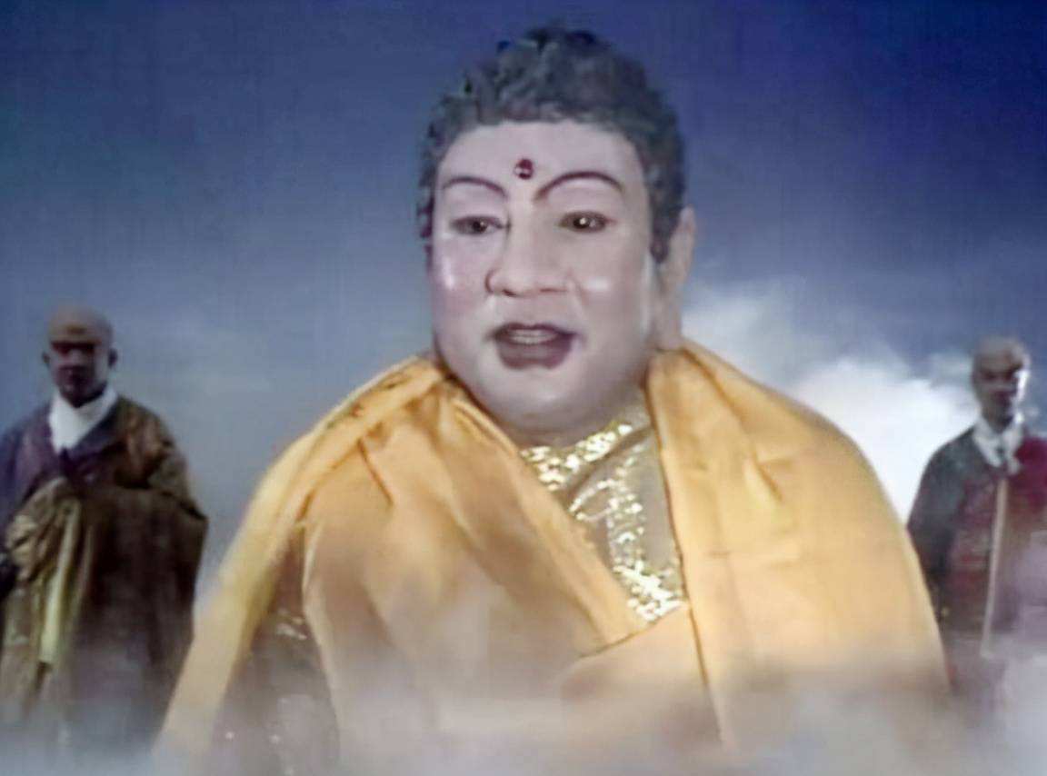 直到1985年的一次偶然机会,让他拿到了《西游记》中如来佛祖这个角色.