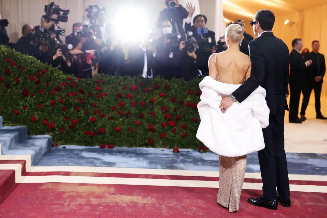 “被穿坏”的百万美金古董裙，到底是谁的错？