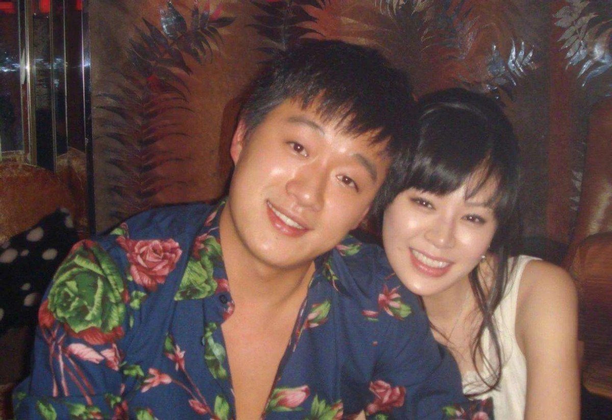 6位娱圈明星夫妻，从校服到婚纱，个个娶初恋，在一起最长40年
