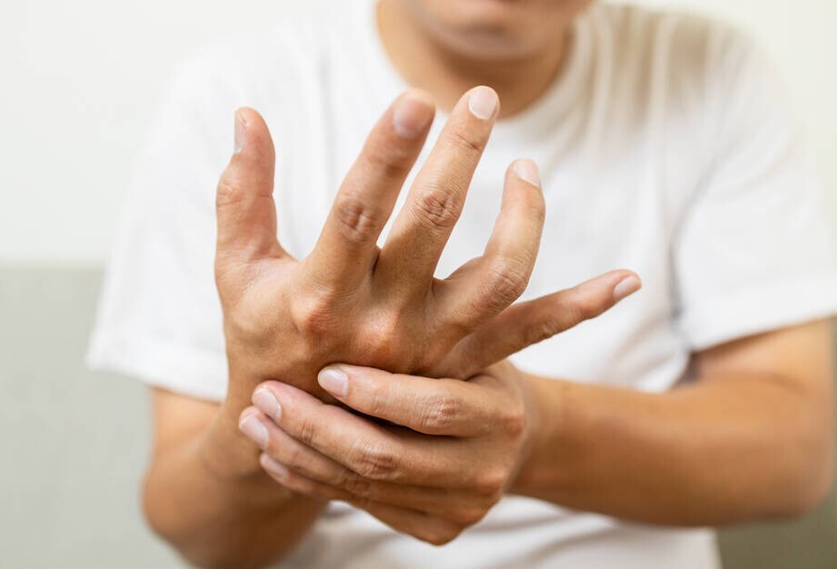 部分患者会出现肢体麻木无力或身体不灵活,手提不起重物,胳膊抬不起来