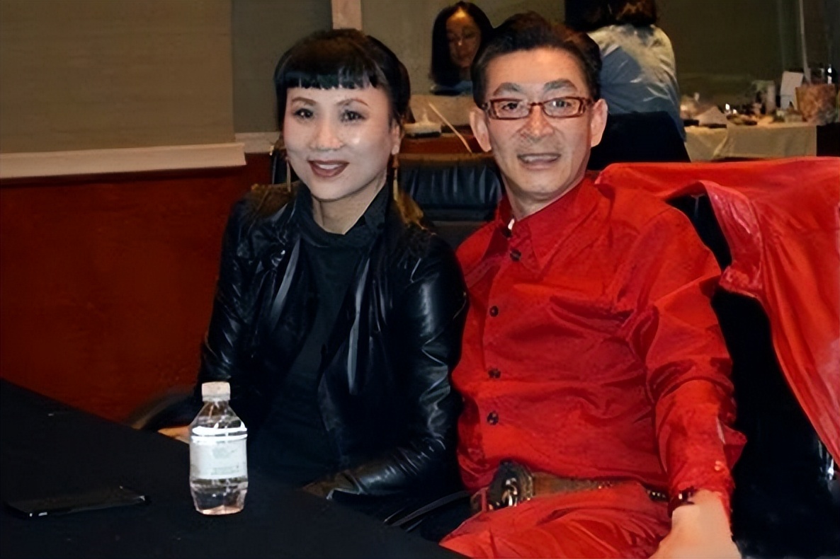 六小龄童跟老婆像父女，于虹穿红色上衣晒照片，年轻的不像同龄人