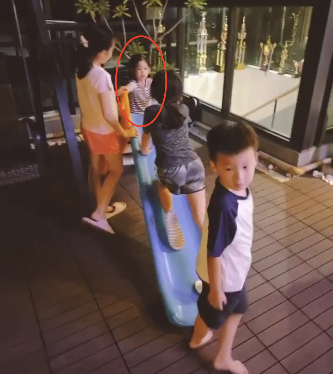 霍建华包场为女儿办生日派对，林心如逗孩子开心，小海豚背影超萌