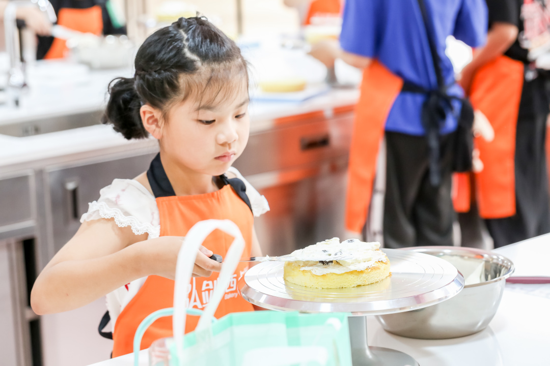 泓剑西点学院携手团魂街舞举办亲子蛋糕DIY活动