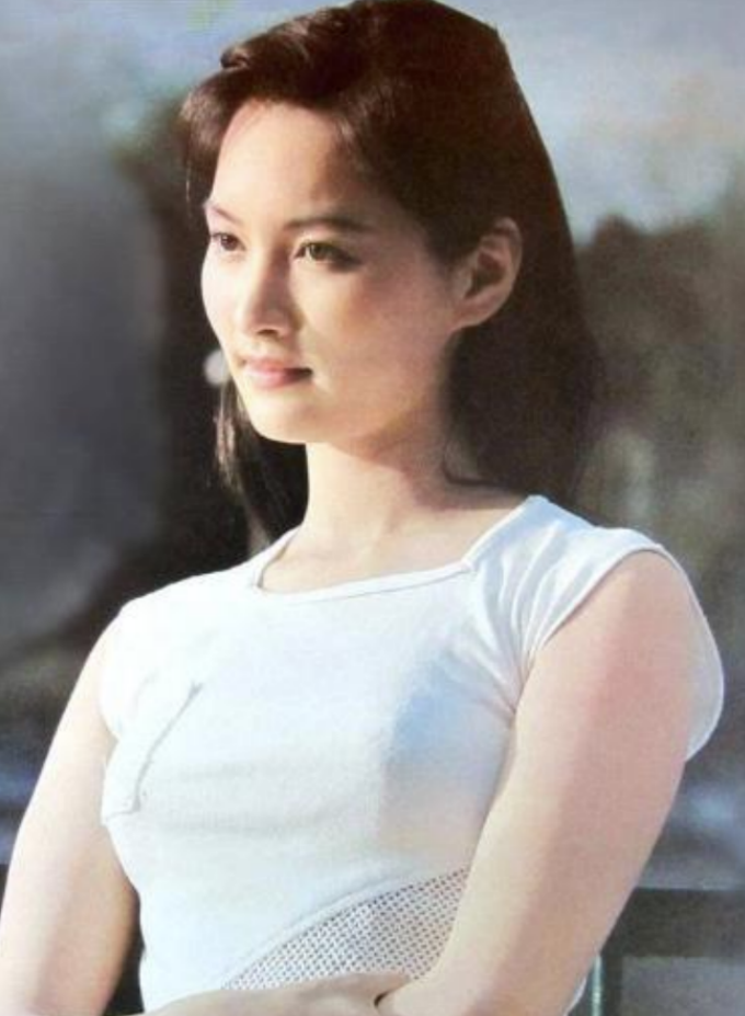 挂历女神殷亭茹：爆红后退圈，中年丧夫，晚年又病死他乡令人唏嘘