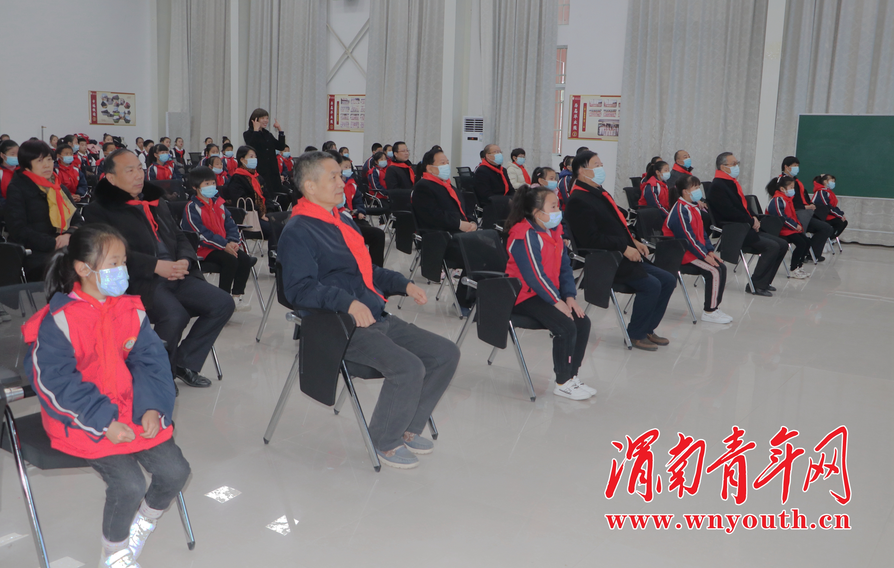 臨渭區(qū)育紅小學(xué)開(kāi)展“暖冬行 傳遞愛(ài)”(圖2) 臨渭區(qū)育紅小學(xué)開(kāi)展“暖冬行 傳遞愛(ài)”(圖2)