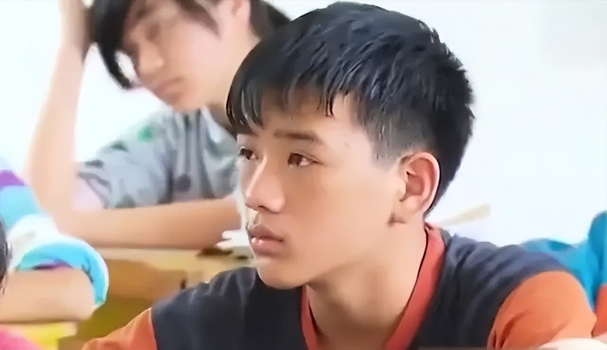 广西13岁男孩父母双亡，靠捡垃圾谋生，6年后，以707分数考上北大