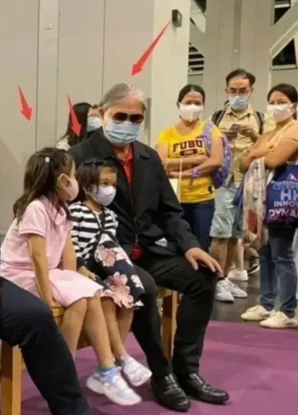 郭晶晶大女儿霍中妍，扎公主发穿粉裙很甜美，还背着蓝书包超惹眼