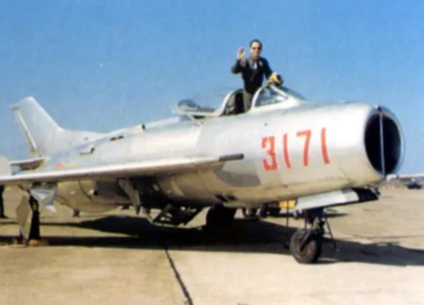 1977�� ������Ǯ��ɫ�����ķ�԰�� ��ʻ�Ƚ�ս���Ӵܶ԰�