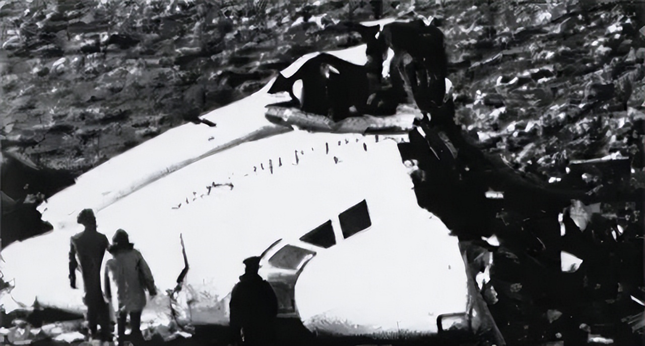 1971年飞机空难，17岁少女从3000米坠落雨林，野外求生10天获救
