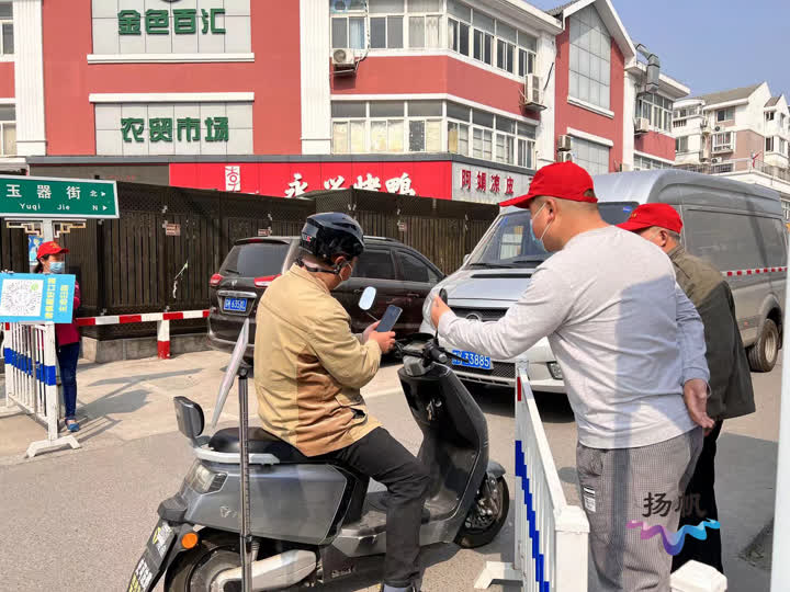 严格落实扫码测温 构筑社区疫情防控网