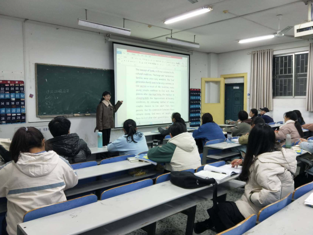 大学生竞选助教，拉票环节花样百出，女生跳一曲拉丁舞稳操胜算