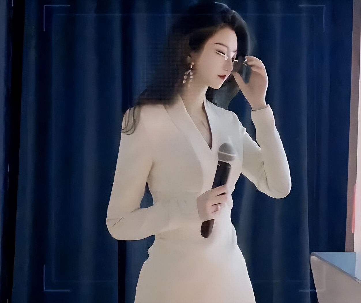 女大学老师酷似“港风女神”，学生上课争先恐后