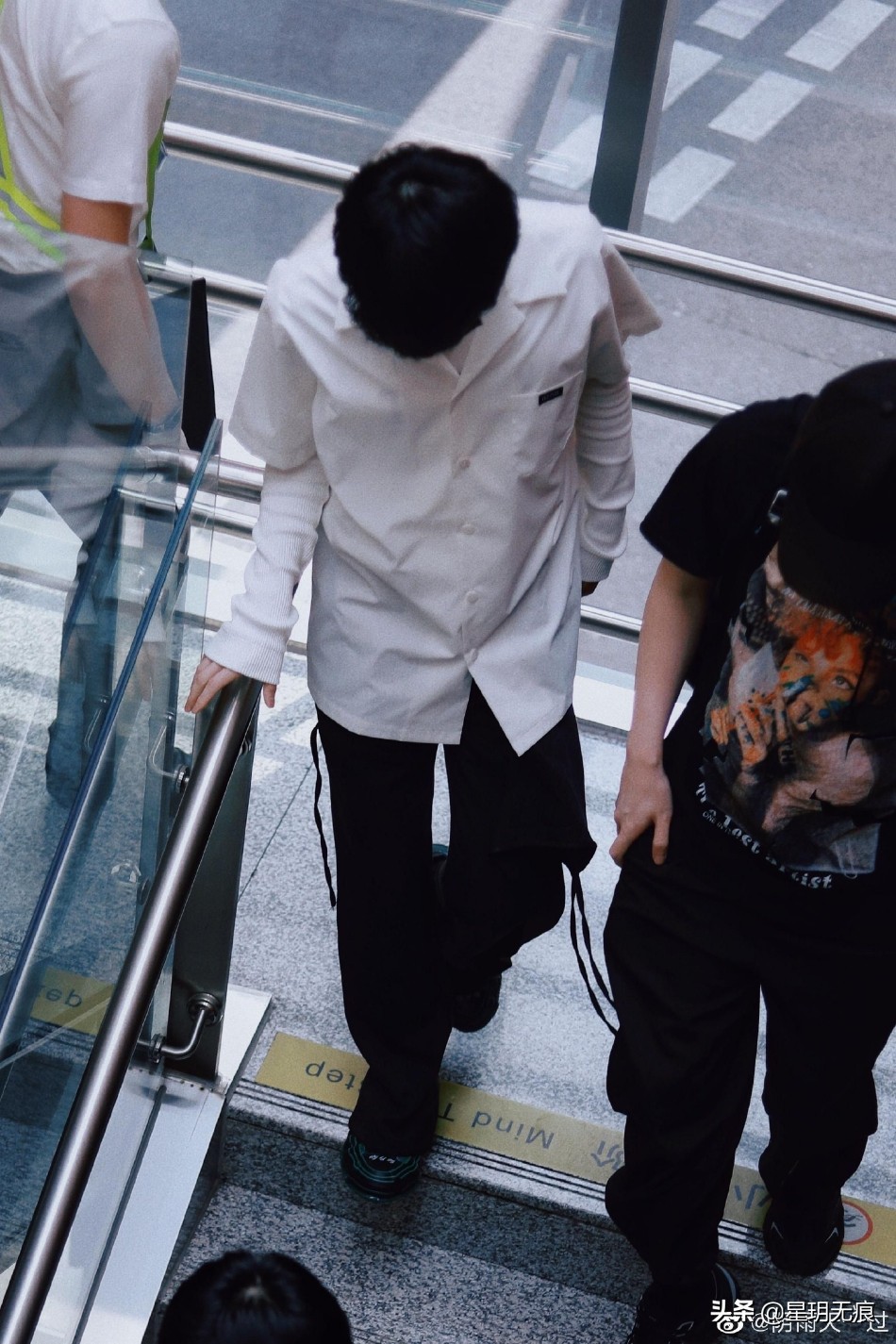 严浩翔最新机场饭拍曝光 穿白衬衫搭黑色工装裤清爽帅气