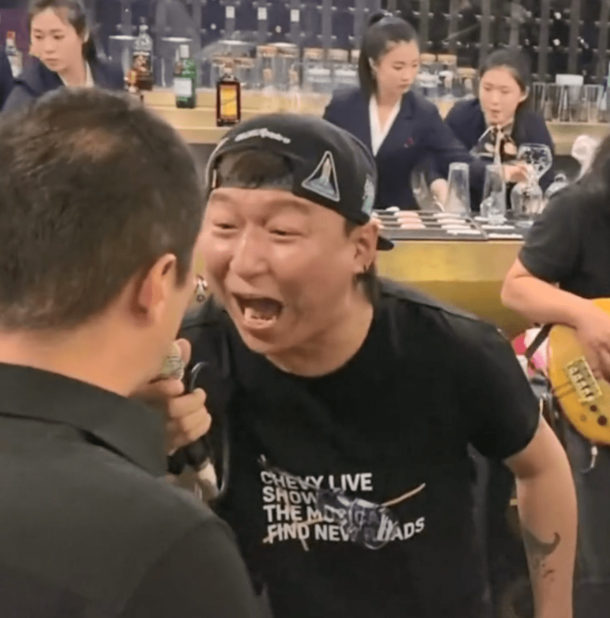 陈羽凡现身KTV唱歌，身材暴瘦认不出，手舞足蹈精神亢奋引猜测