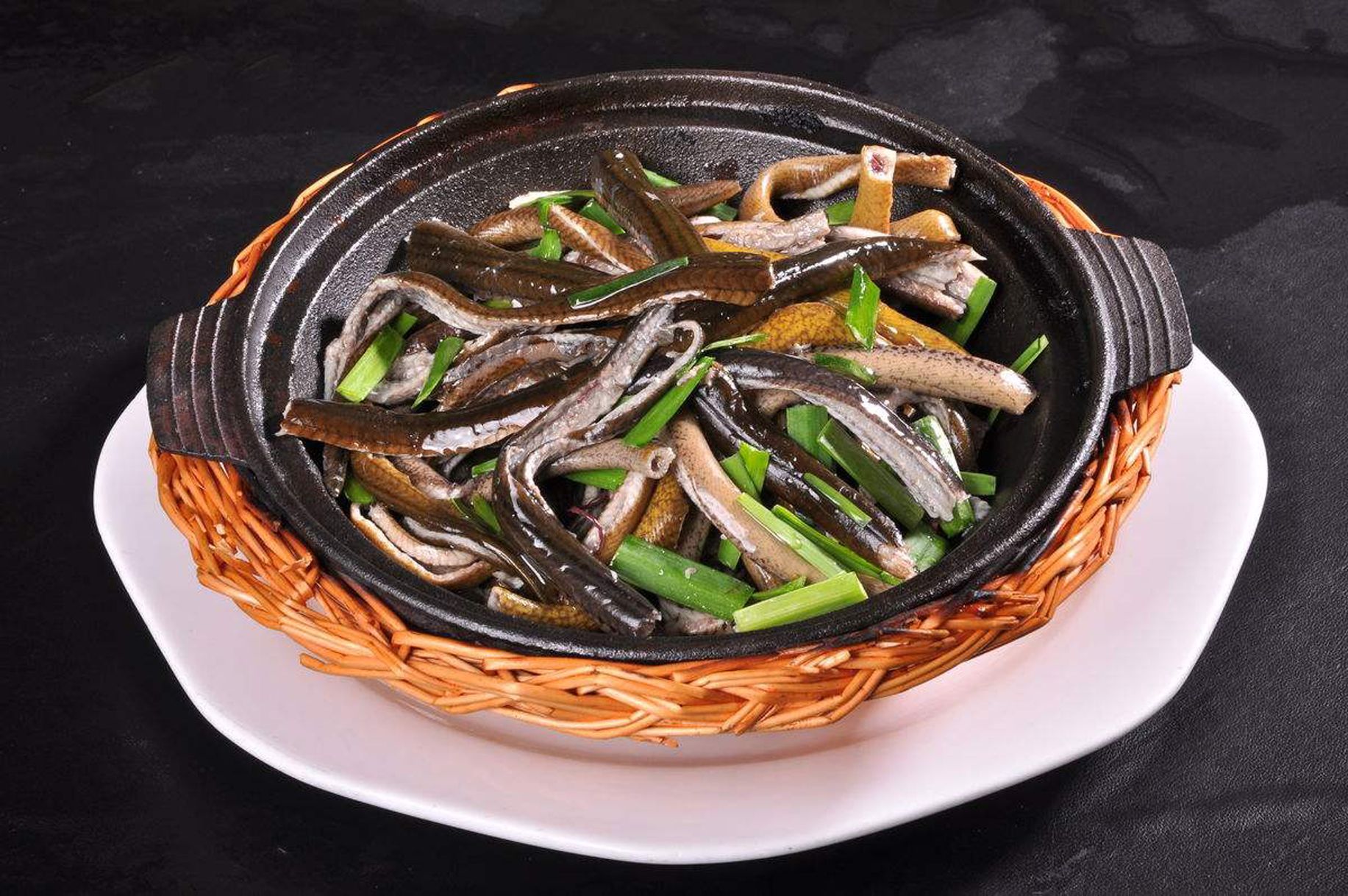 软兜长鱼是淮安人宴请中外贵客时不可或缺的一道菜,贵客们品尝后连连
