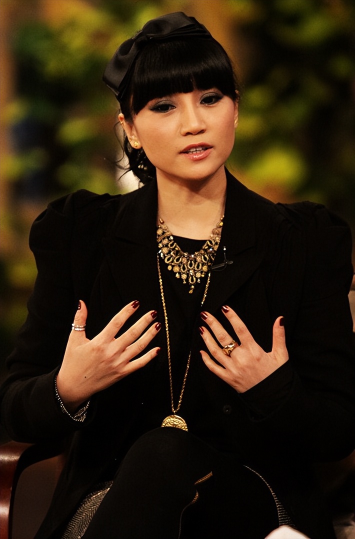 著名歌手朱桦:曾婉拒费翔的追求,照顾患病母亲,如今仍旧单身