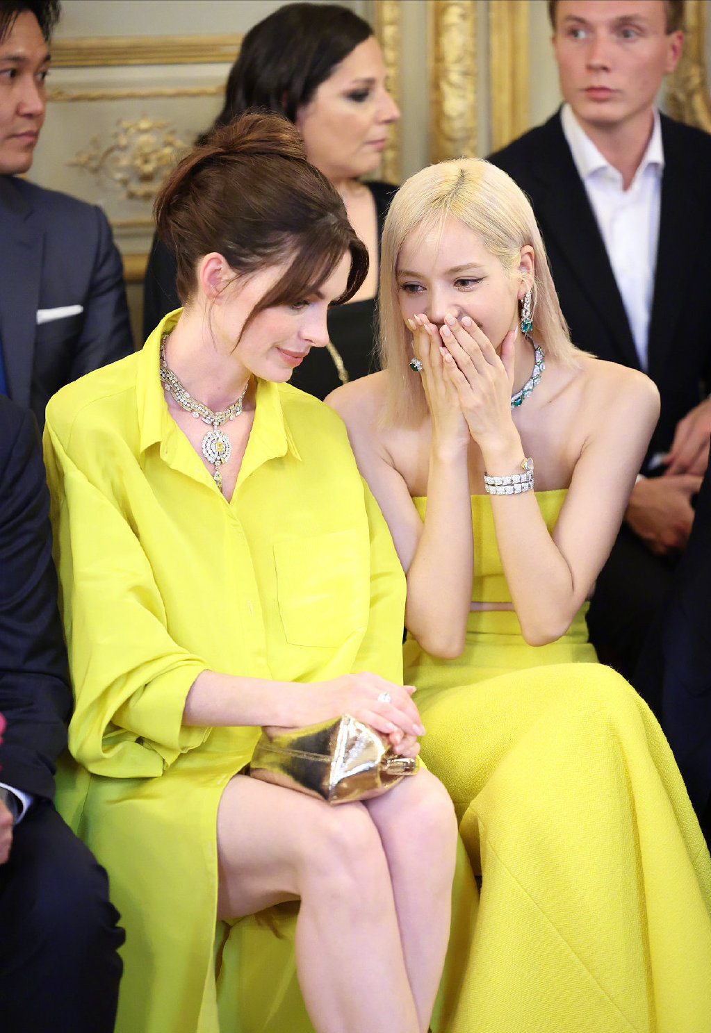 仙女同框！安妮·海瑟薇Lisa同框出席活动，同穿黄色礼服美出天际