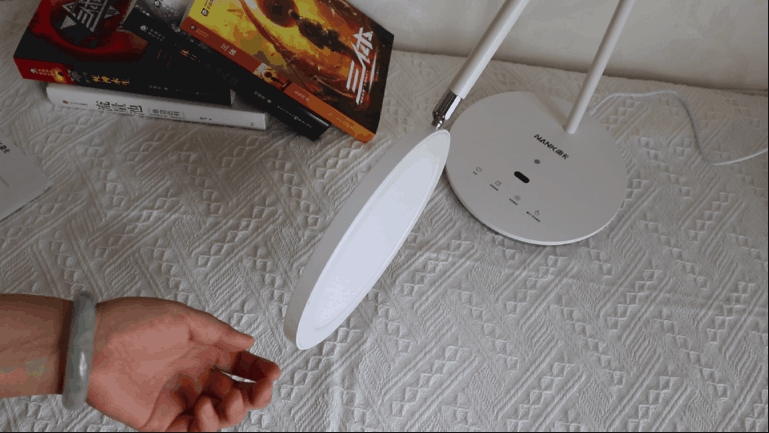 专为孩子设计，保护孩子视力—南卡-L1护眼台灯