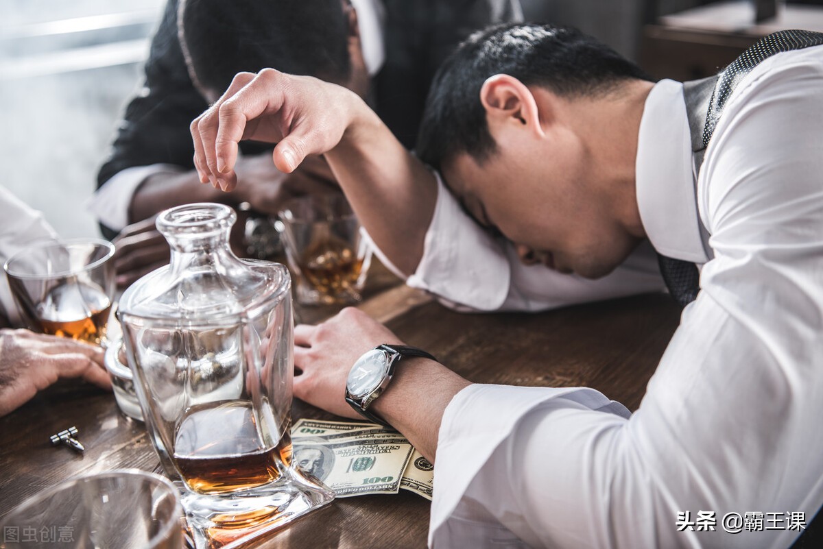 饭局上，有这三种表现的人，往往没什么本事，要尽量少来往