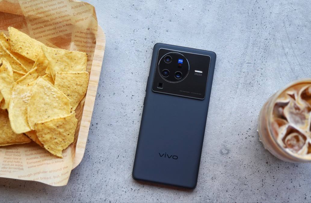 买手机想一步到位，但又不想多花钱，看看这4款超性价比手机