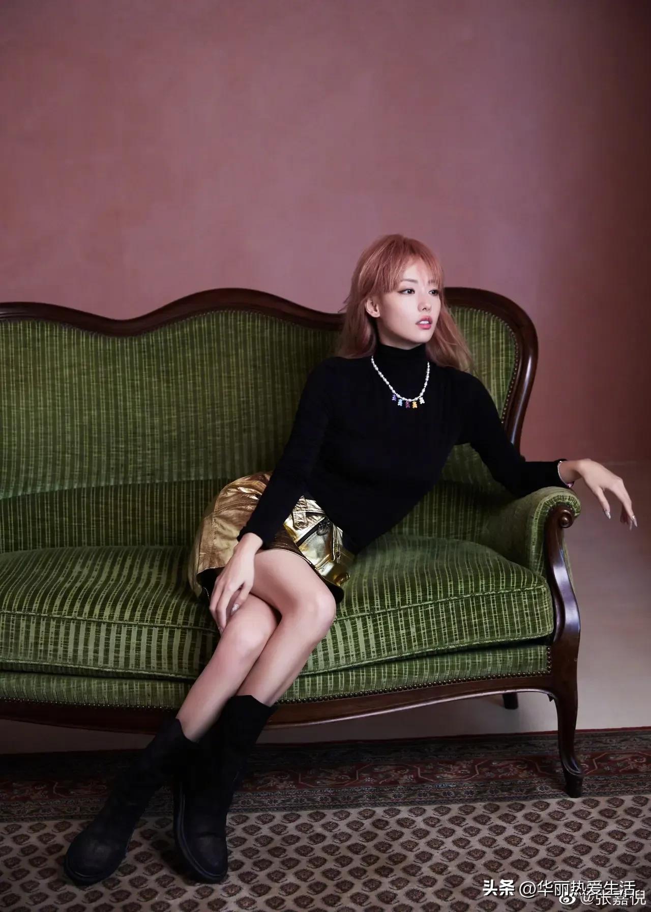 张嘉倪染黄色发型皮肤黝黑