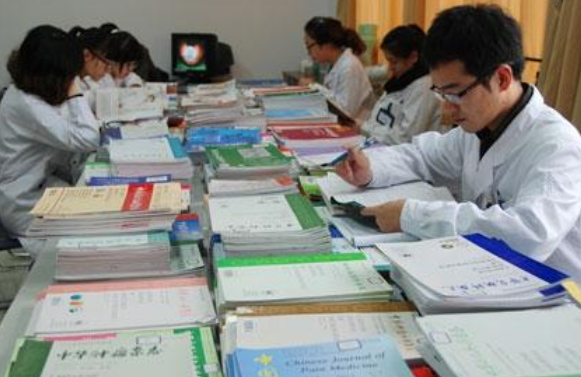 重庆一女大学生考试前夜，打电话认干爹，老师轻蔑一笑：好好复习