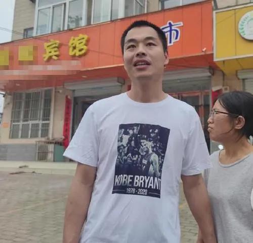 3年前男子狂扇老师，老师直说对不起，男子：记得以前咋削我的吗