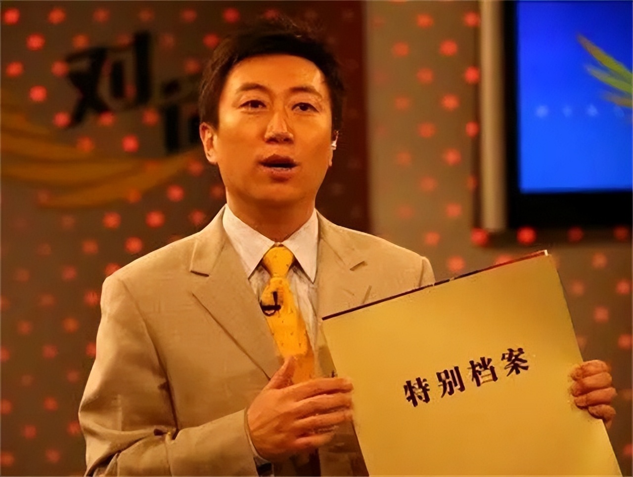 央视主持人陈伟鸿：55岁依然儒雅知性，一儿一女让人很羡慕