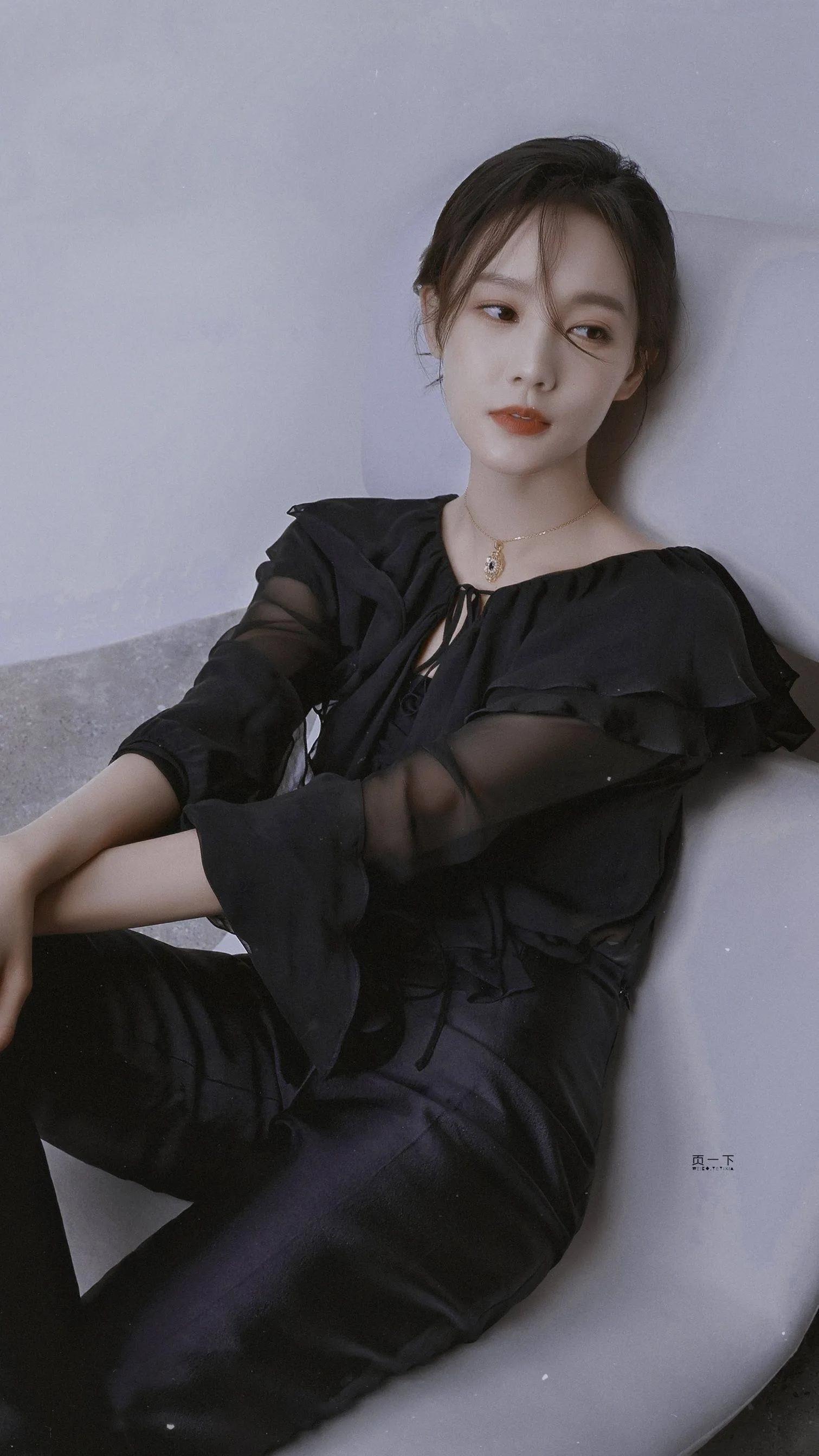 李一桐黑色蓬松长裙