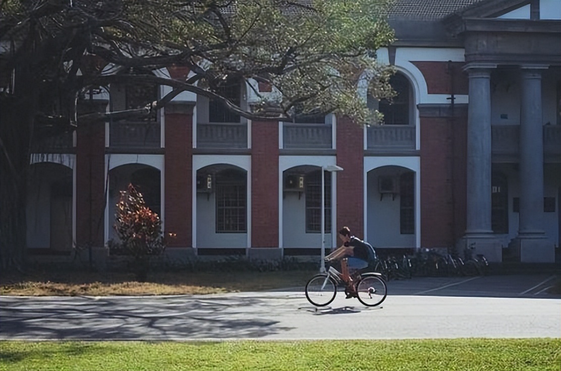某大学让“跨性别生入住女宿”女学生哭诉：出事谁负责？